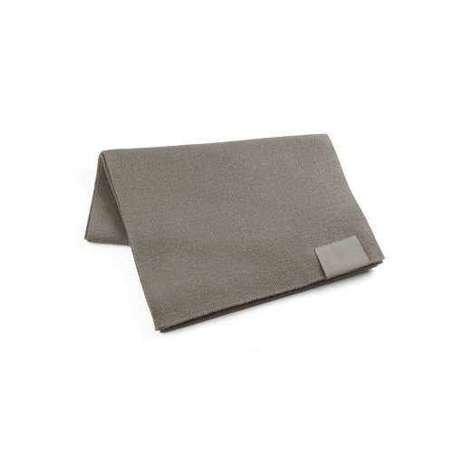 SERENITY. Šatka z recyklovaného polyesteru (100% rPET) s prešívaným detailom na prispôsobenie