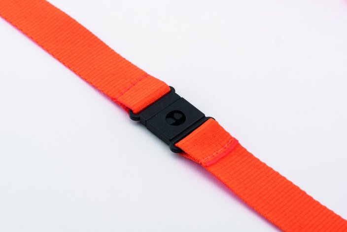 Šňůrka s kovovým zapínáním